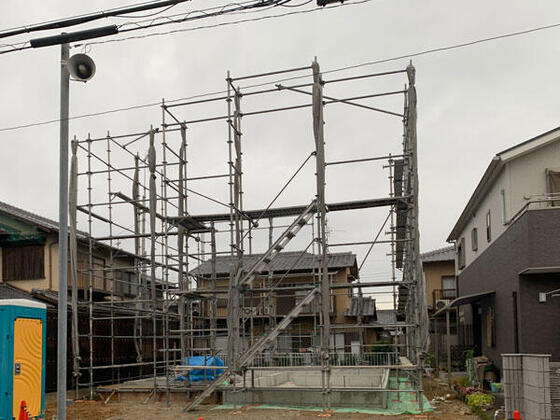 【田原本町】先行足場と土台資材搬入