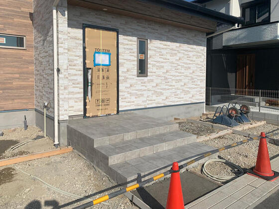 【香芝市】玄関階段とタンクレストイレ