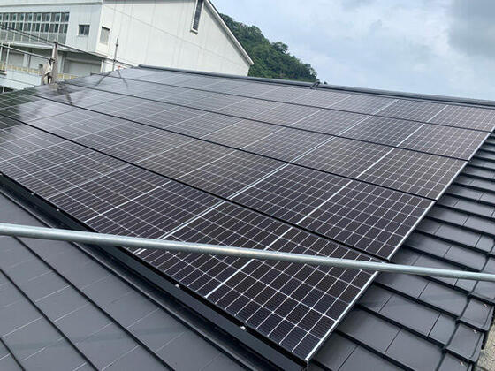 【海南市】太陽光発電パネルが載りました