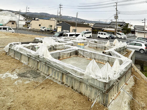 【香芝市】基礎の立ち上がりコンクリートを養生しています