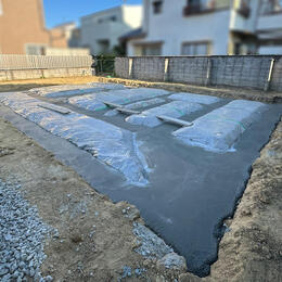 【富田林市】基礎の捨てコンクリートを打設しました