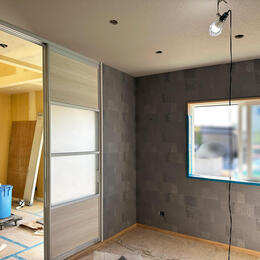 【香芝市】クロスの施工が始まりました
