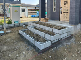 【香芝市】玄関の階段を施工しています