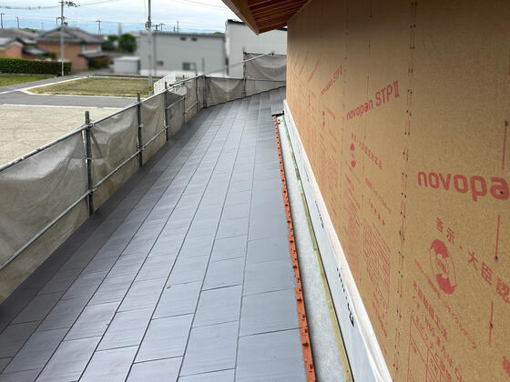 【河合町】陶器瓦を施工しています