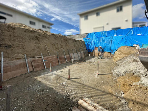 【奈良市】擁壁下の転圧をしています
