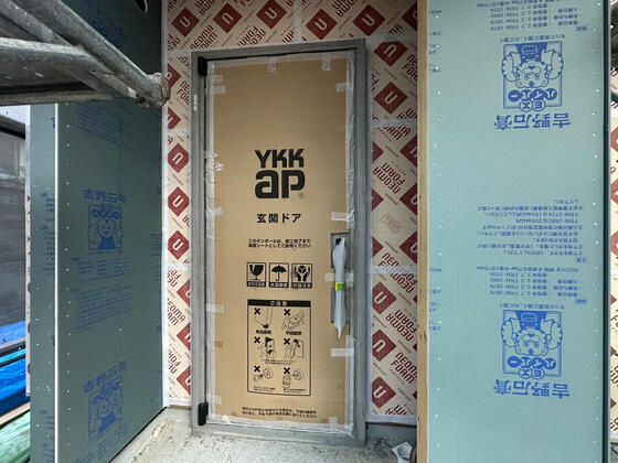 【奈良】玄関ドアが入りました