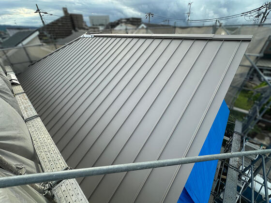 【松原市】ガルバリウム鋼板の屋根を施工しています