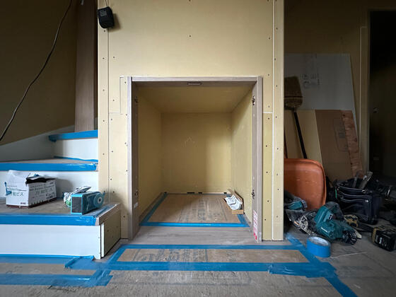 【松原市】ルンバ基地の建具枠が入りました