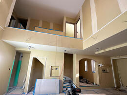 【香芝市】クロスの施工が始まりました