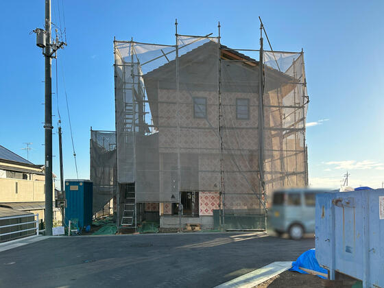 【香芝市】玄関ドアとサッシを取り付けました