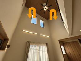 吹き抜けのシーリングファンの回す向き