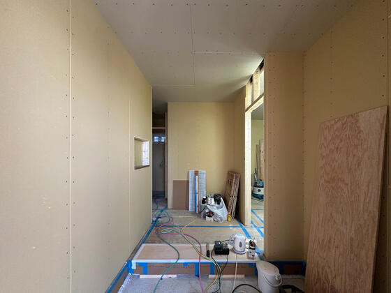 【奈良市】玄関周りの石こうボードを張り進めています