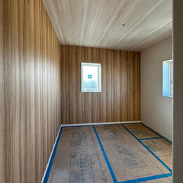 【香芝市】クロスの施工が進んでいます