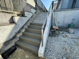 奈良市【外部階段の左官工事をしています】