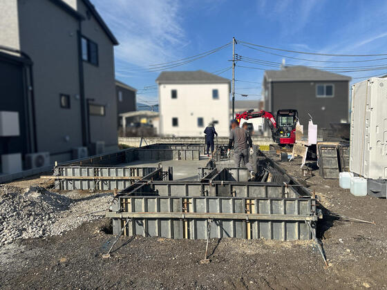 【橿原市】基礎の立ち上がりの型枠を組んでいます