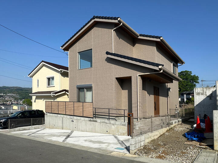 吹抜けの大きな窓ｘ無垢床ｘ回遊同線